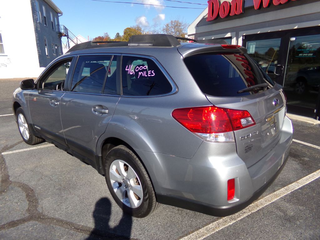 2010 Subaru Outback Image 2