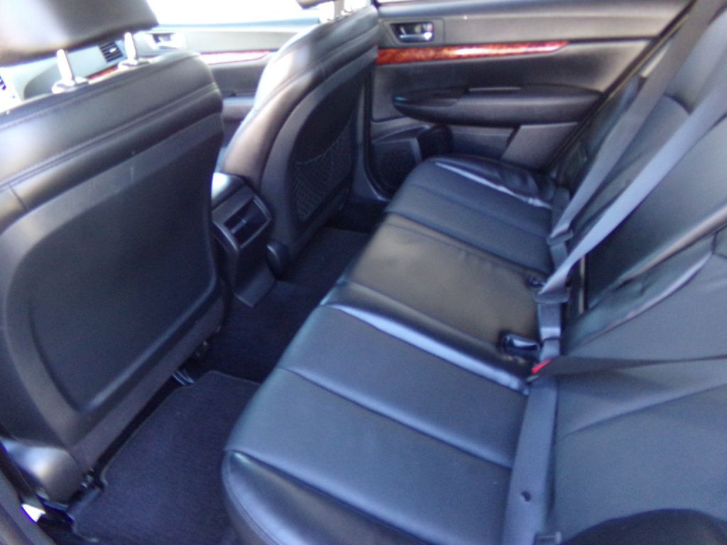 2010 Subaru Outback Image 7