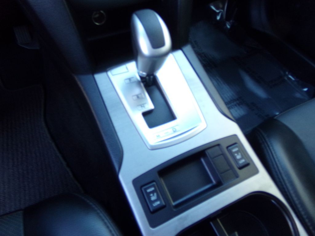 2010 Subaru Outback Image 10