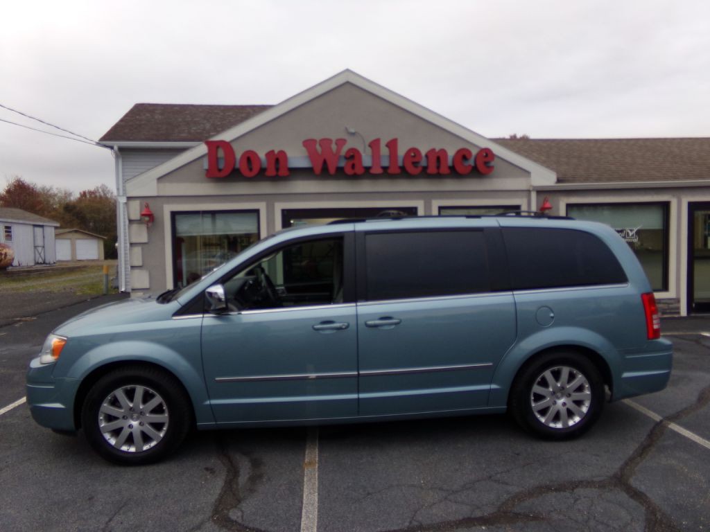 2010 Chrysler Town & Country Image 1