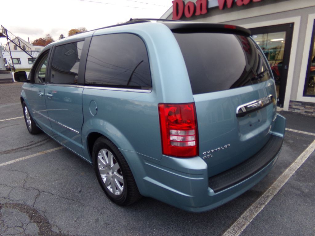 2010 Chrysler Town & Country Image 2