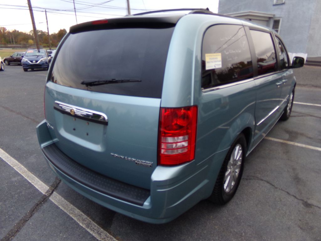 2010 Chrysler Town & Country Image 3