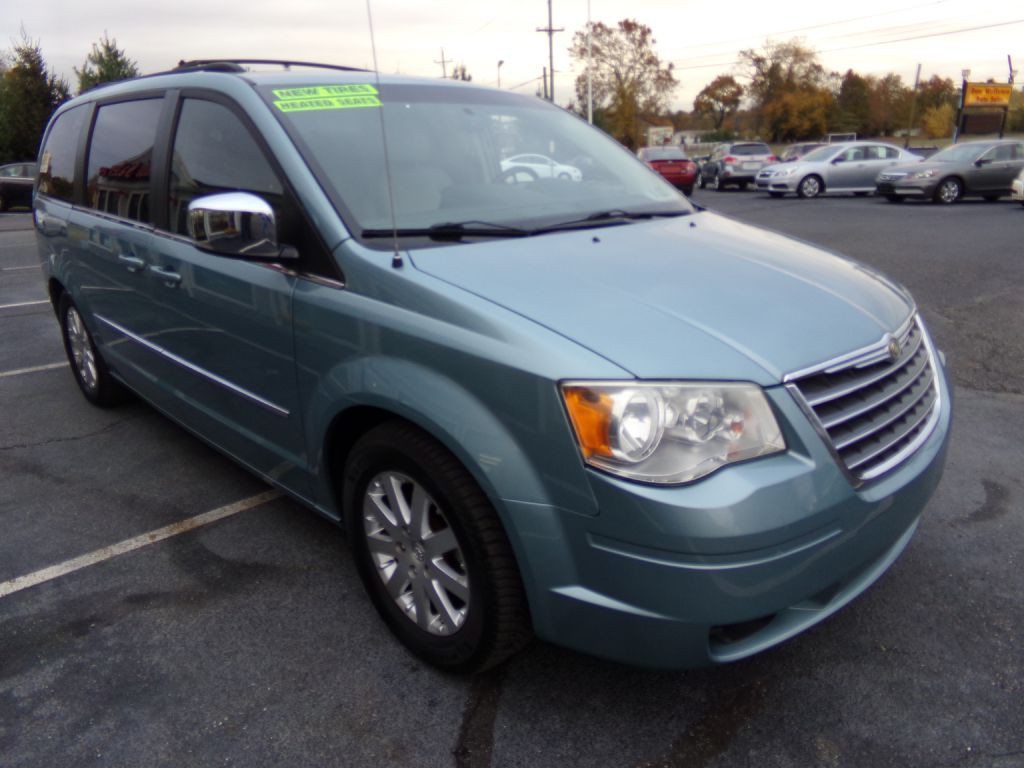2010 Chrysler Town & Country Image 4