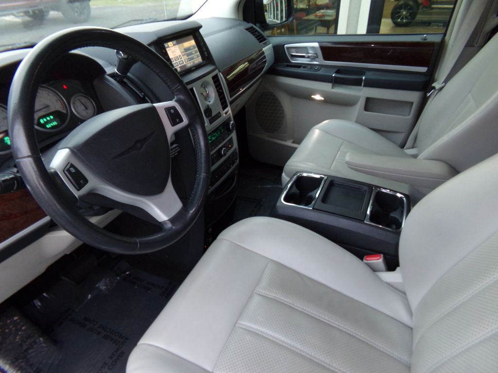 2010 Chrysler Town & Country Image 5