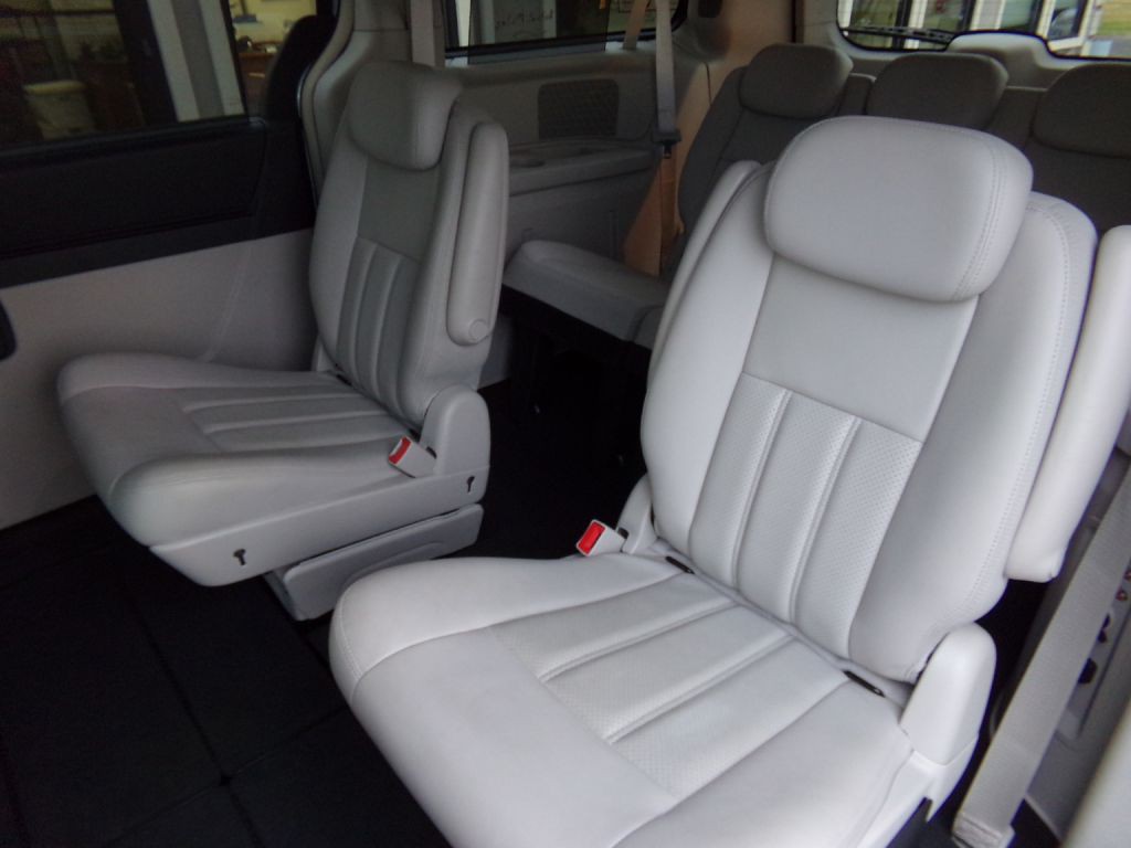 2010 Chrysler Town & Country Image 6