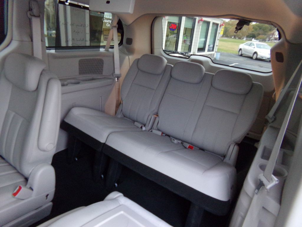 2010 Chrysler Town & Country Image 7