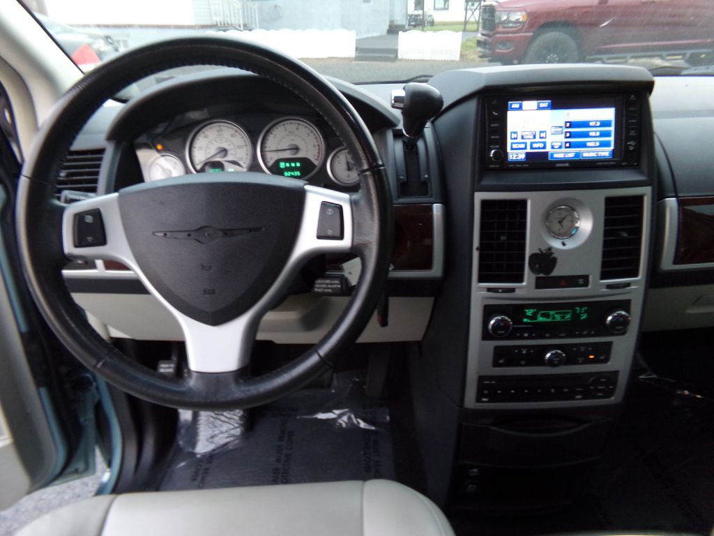 2010 Chrysler Town & Country Image 8