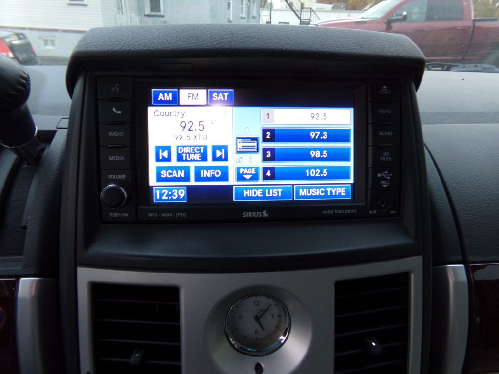 2010 Chrysler Town & Country Image 9