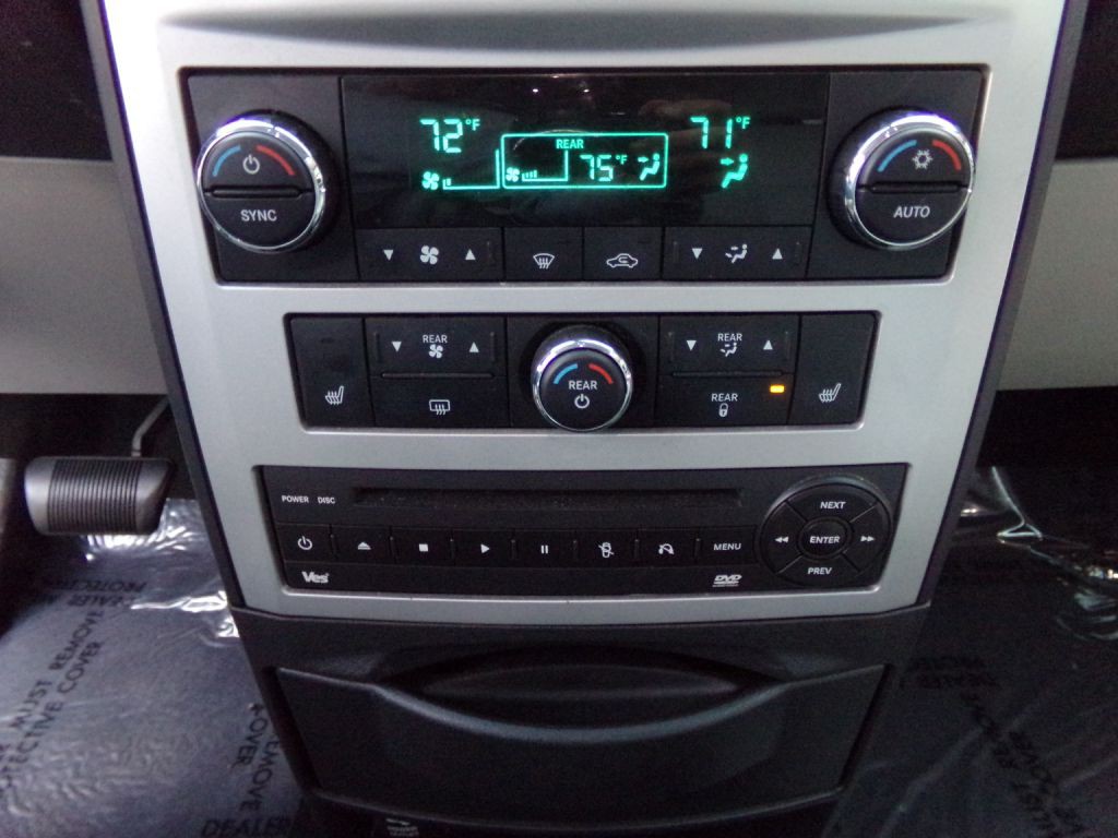 2010 Chrysler Town & Country Image 10