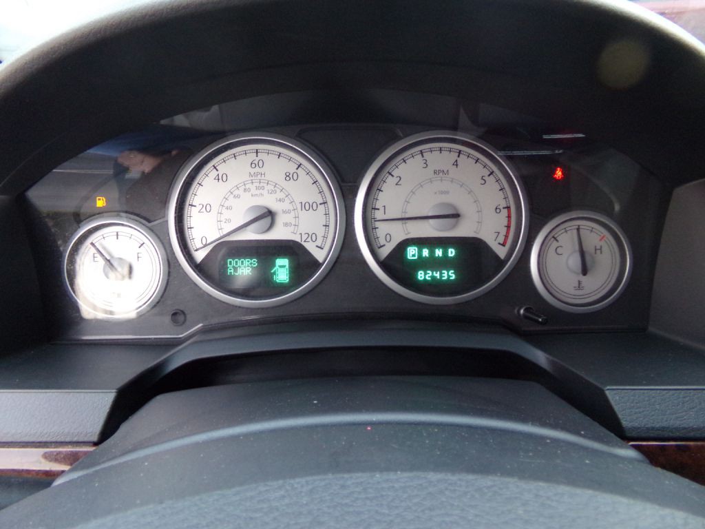 2010 Chrysler Town & Country Image 11