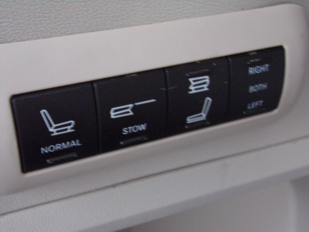 2010 Chrysler Town & Country Image 15