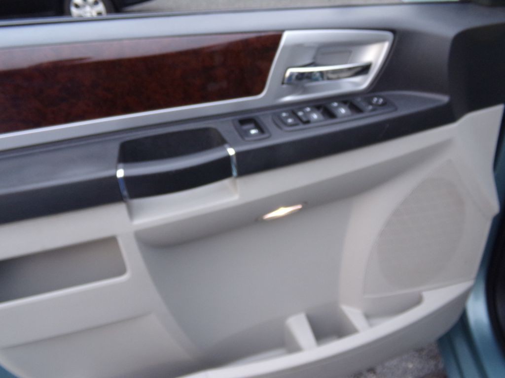 2010 Chrysler Town & Country Image 16
