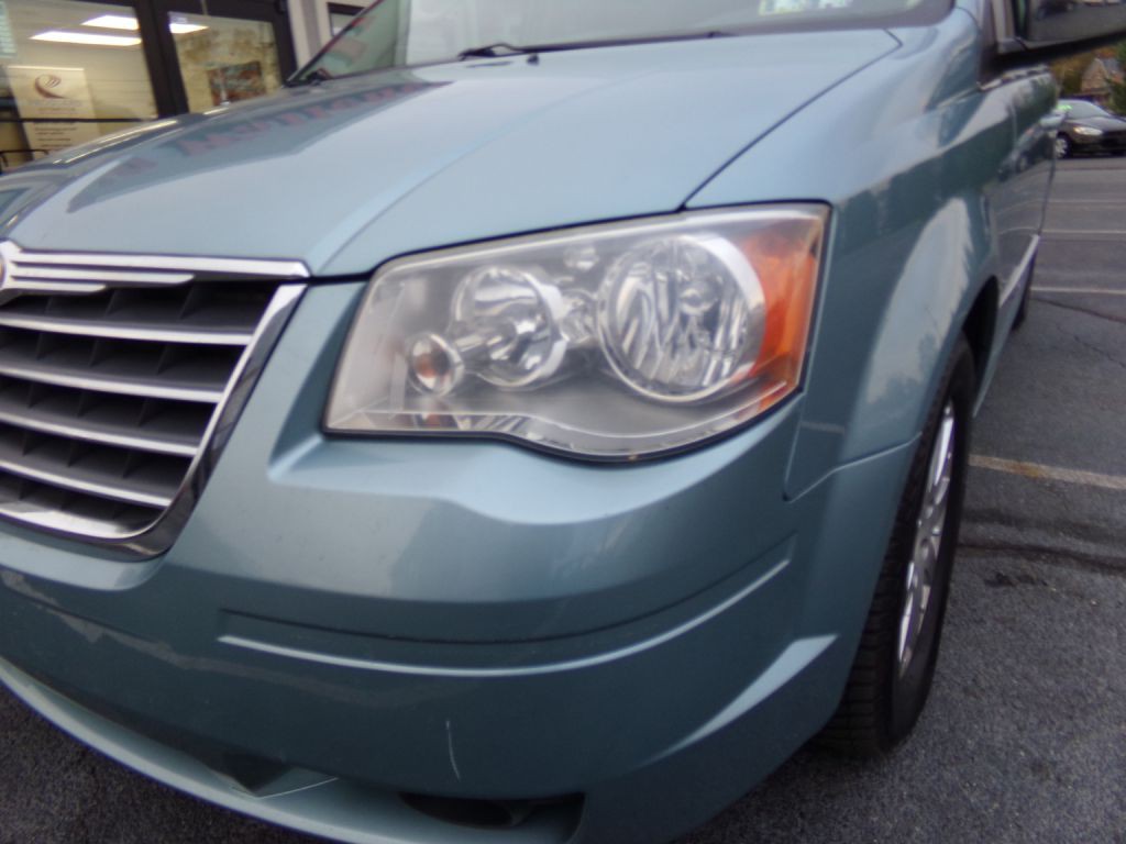 2010 Chrysler Town & Country Image 22
