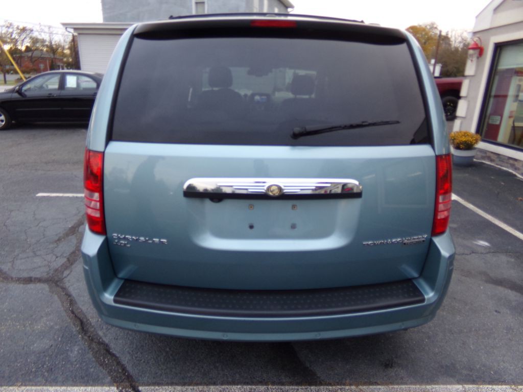 2010 Chrysler Town & Country Image 23