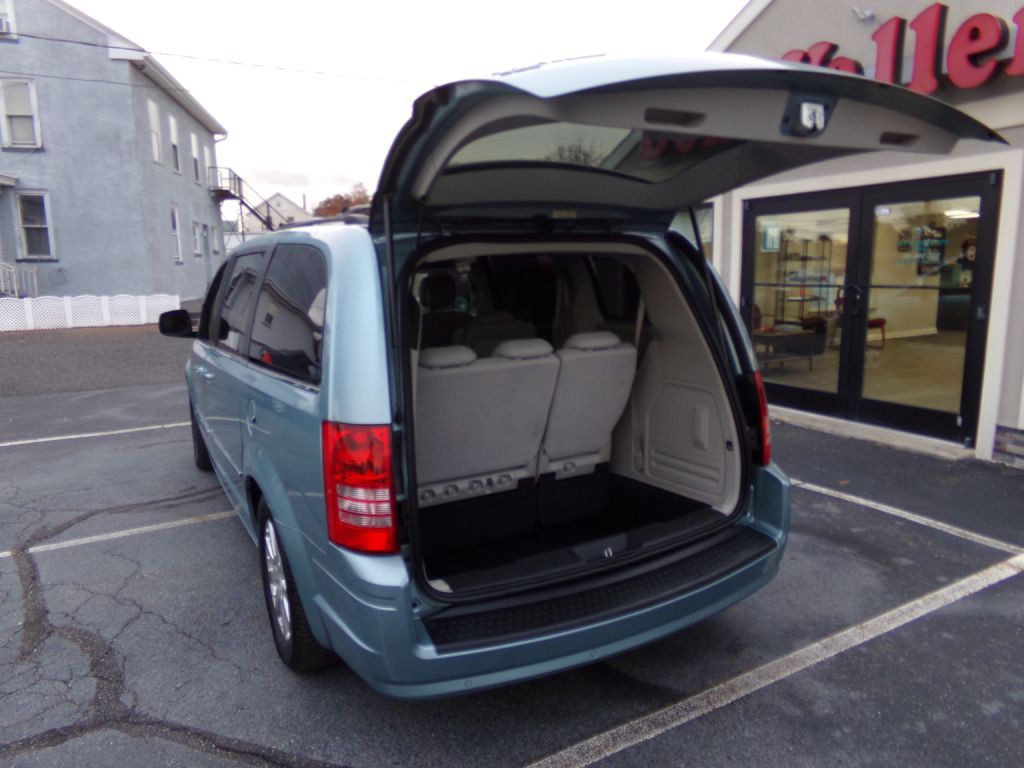 2010 Chrysler Town & Country Image 24