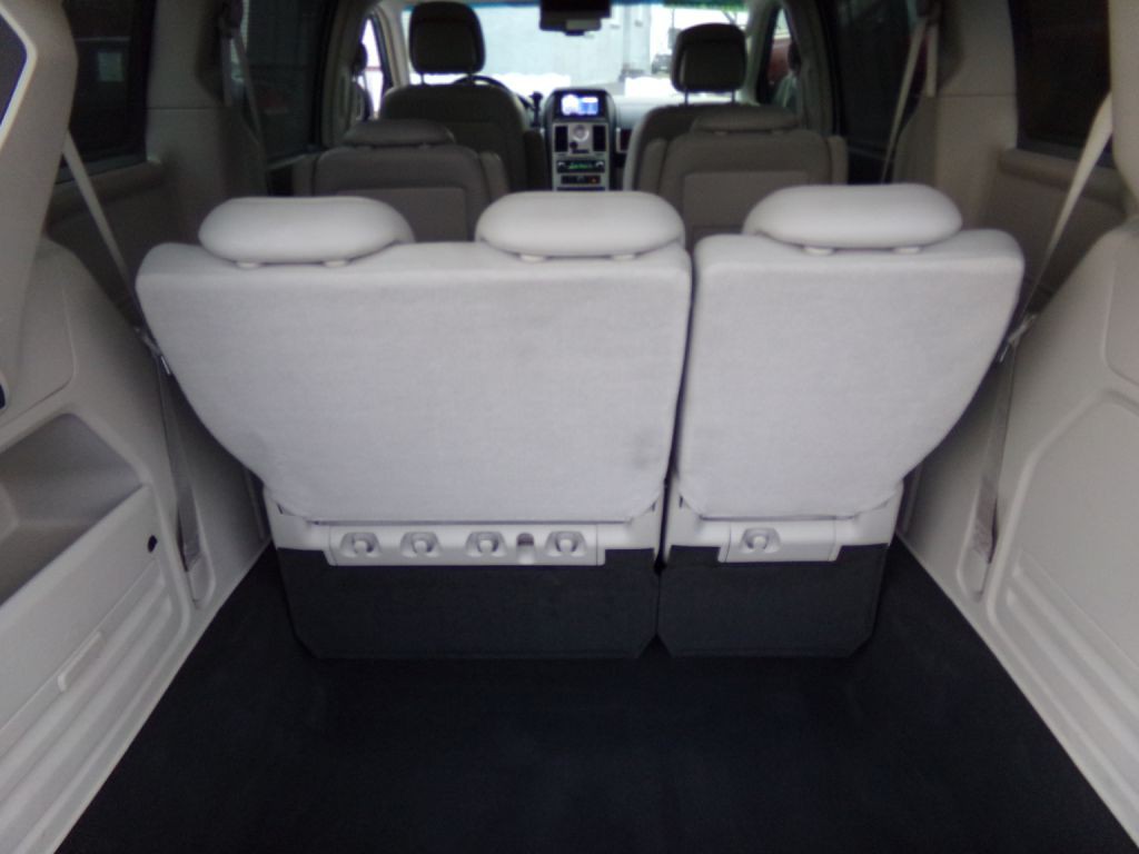 2010 Chrysler Town & Country Image 25