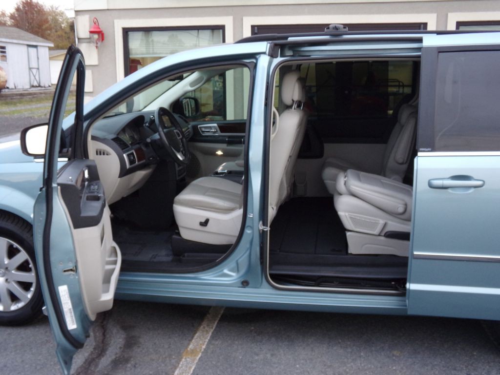 2010 Chrysler Town & Country Image 26