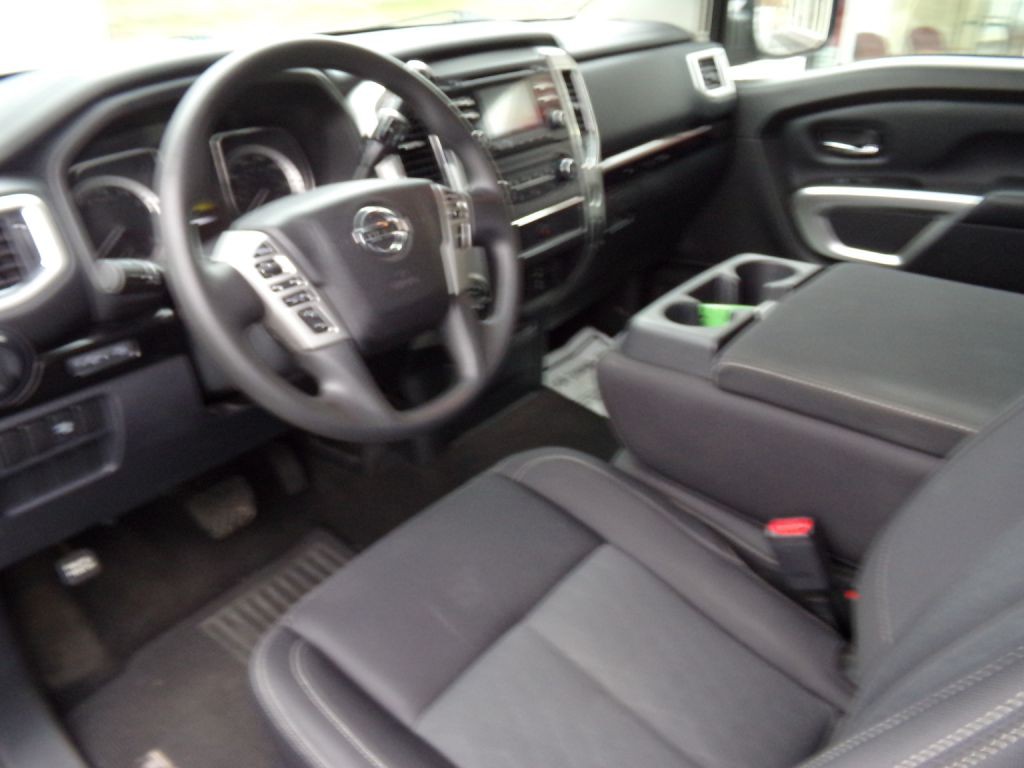2017 Nissan Titan Image 5
