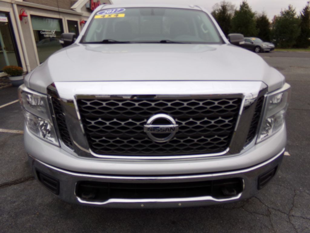 2017 Nissan Titan Image 10