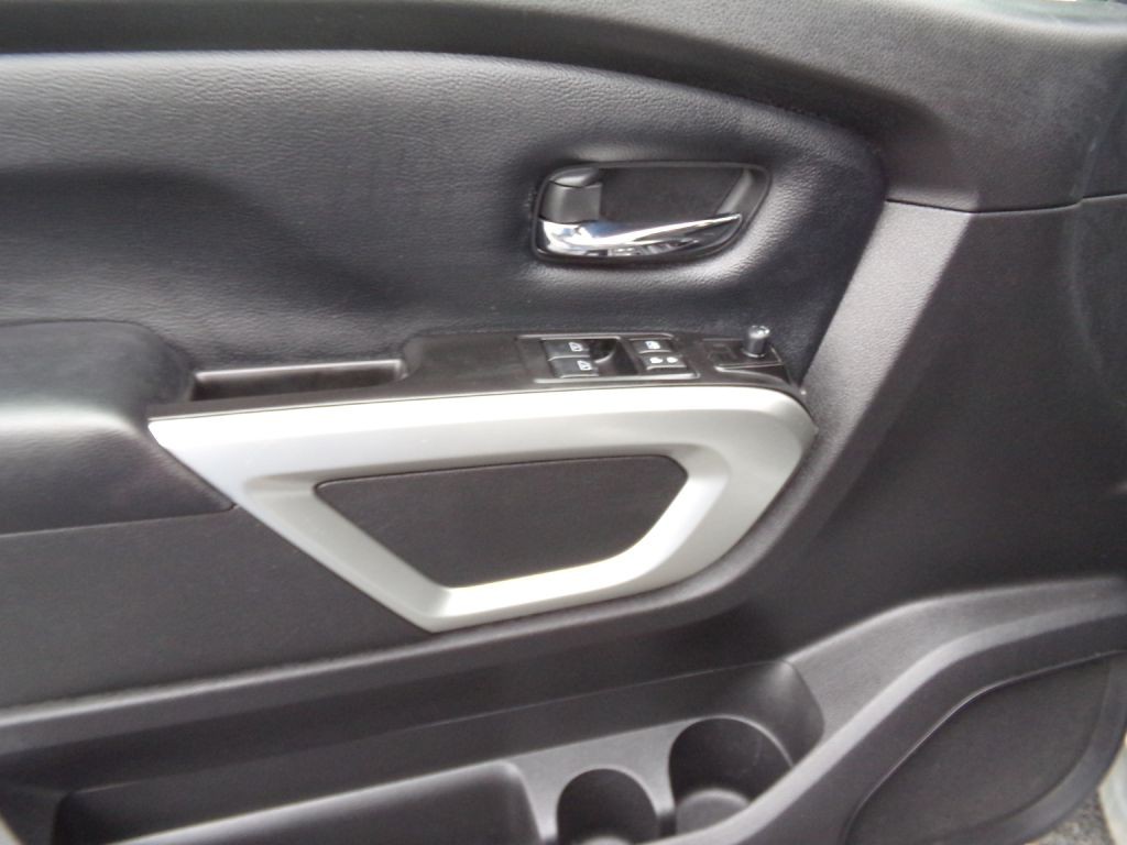 2017 Nissan Titan Image 13