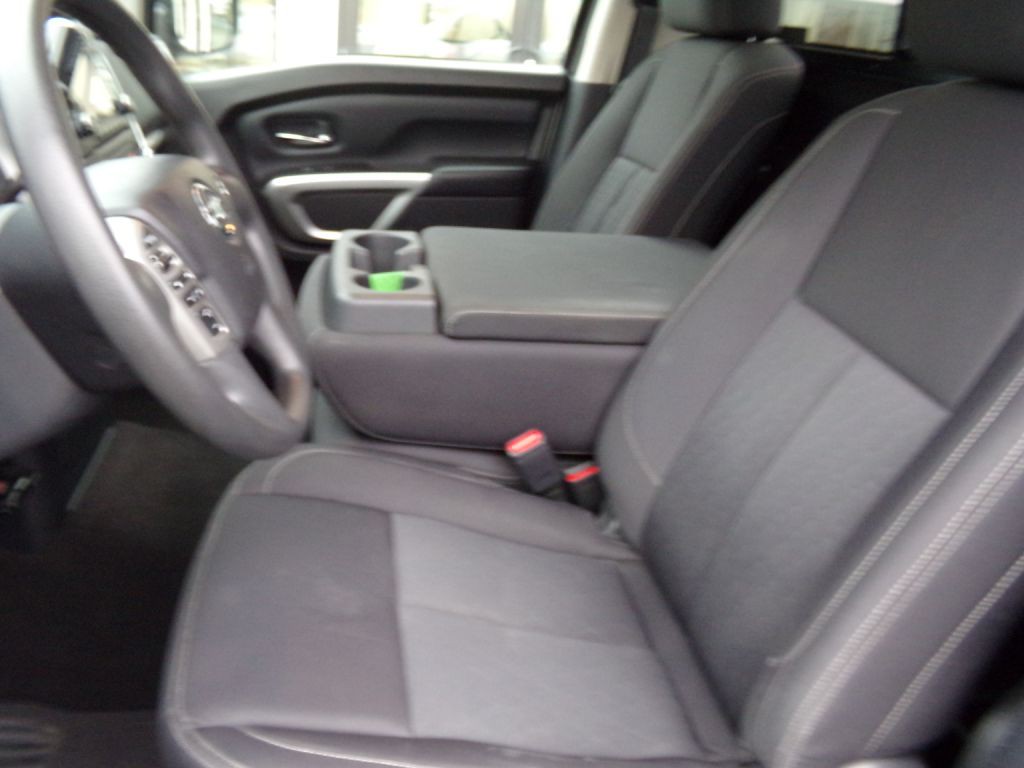 2017 Nissan Titan Image 14