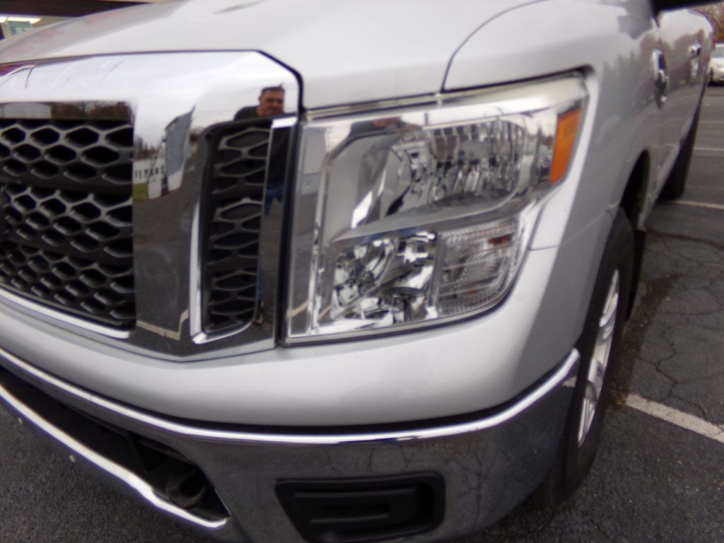 2017 Nissan Titan Image 17