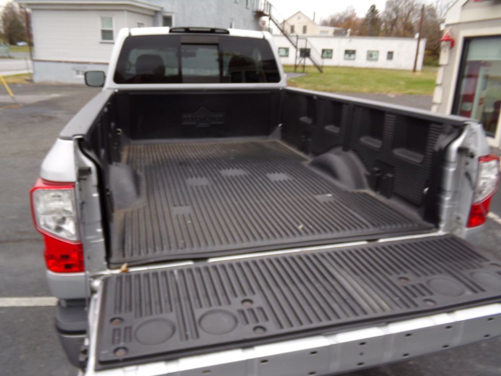 2017 Nissan Titan Image 19