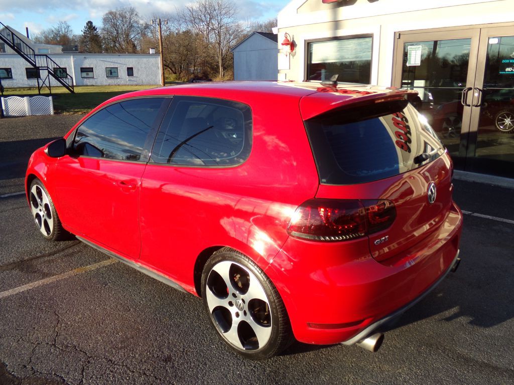 2011 Volkswagen GTI Image 2