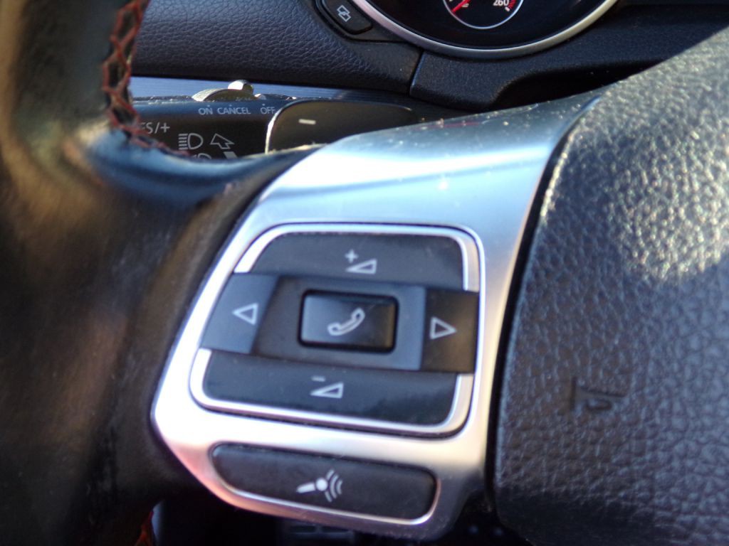 2011 Volkswagen GTI Image 14