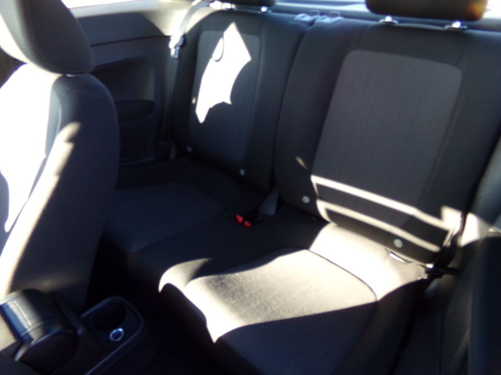 2014 Volkswagen Beetle Image 6