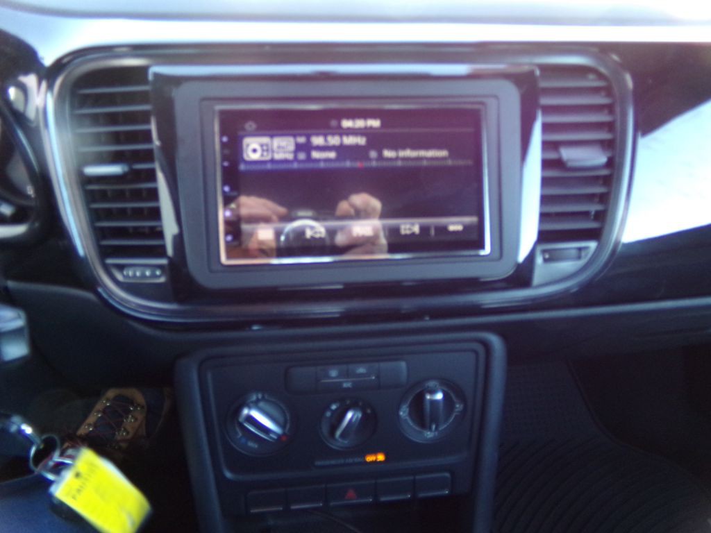 2014 Volkswagen Beetle Image 8