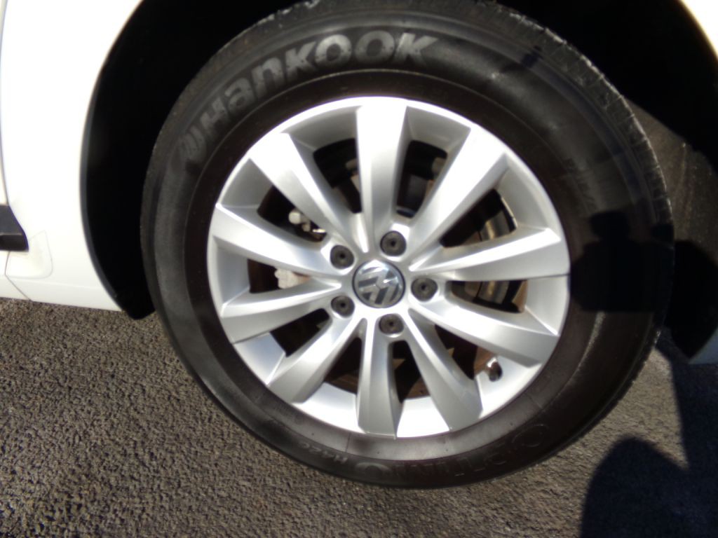 2014 Volkswagen Beetle Image 17