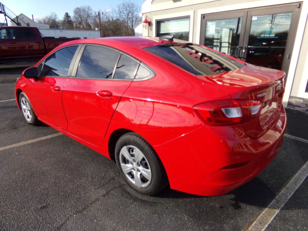 2017 Chevrolet Cruze Image 2