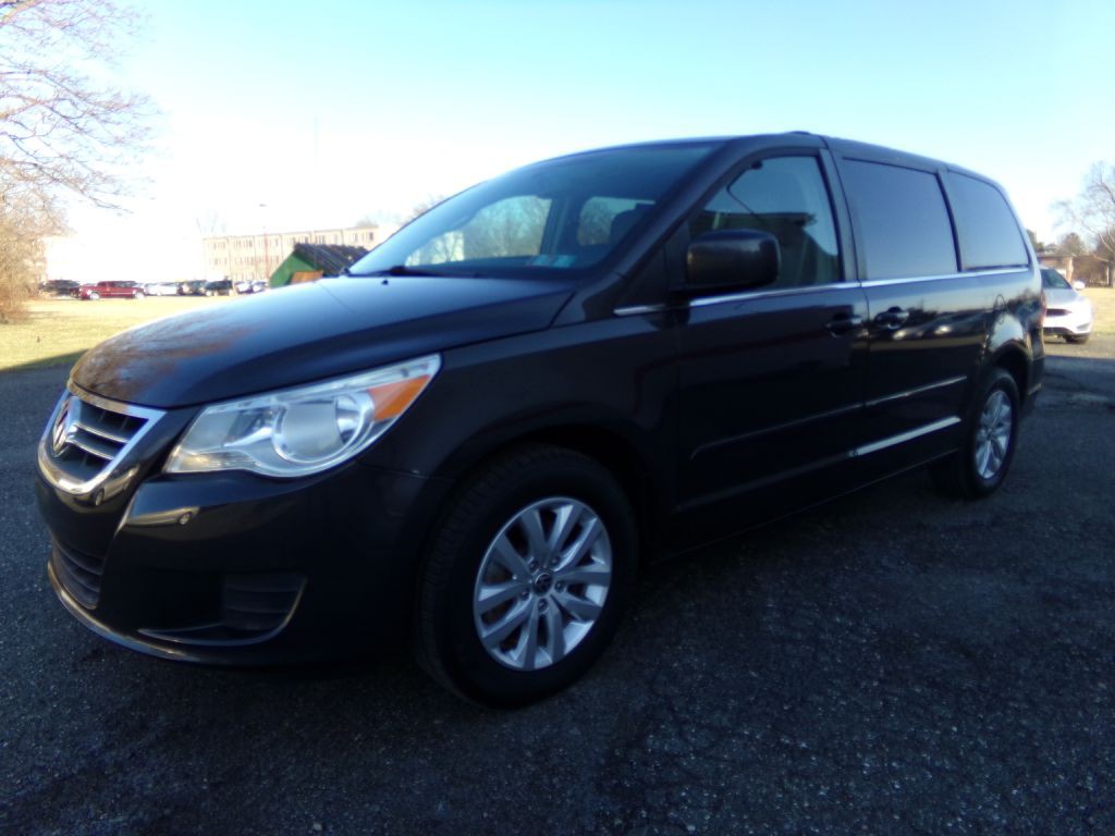 2012 Volkswagen Routan Image 2