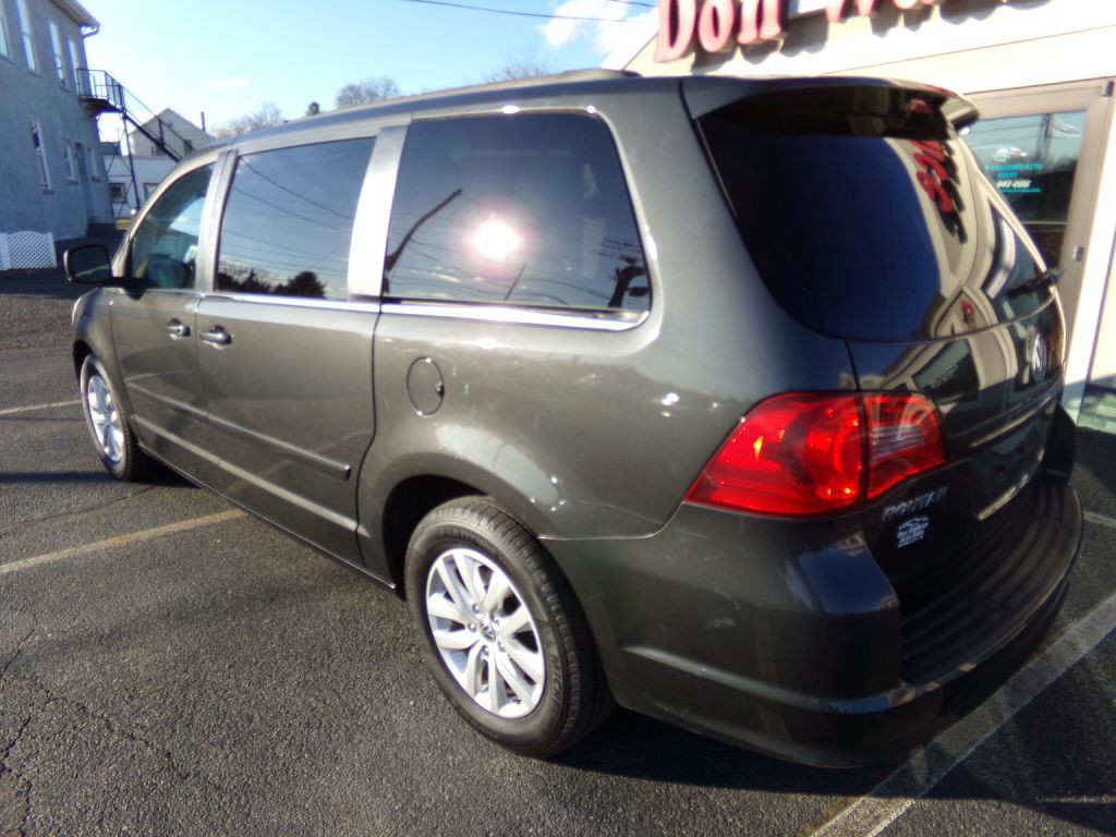 2012 Volkswagen Routan Image 3