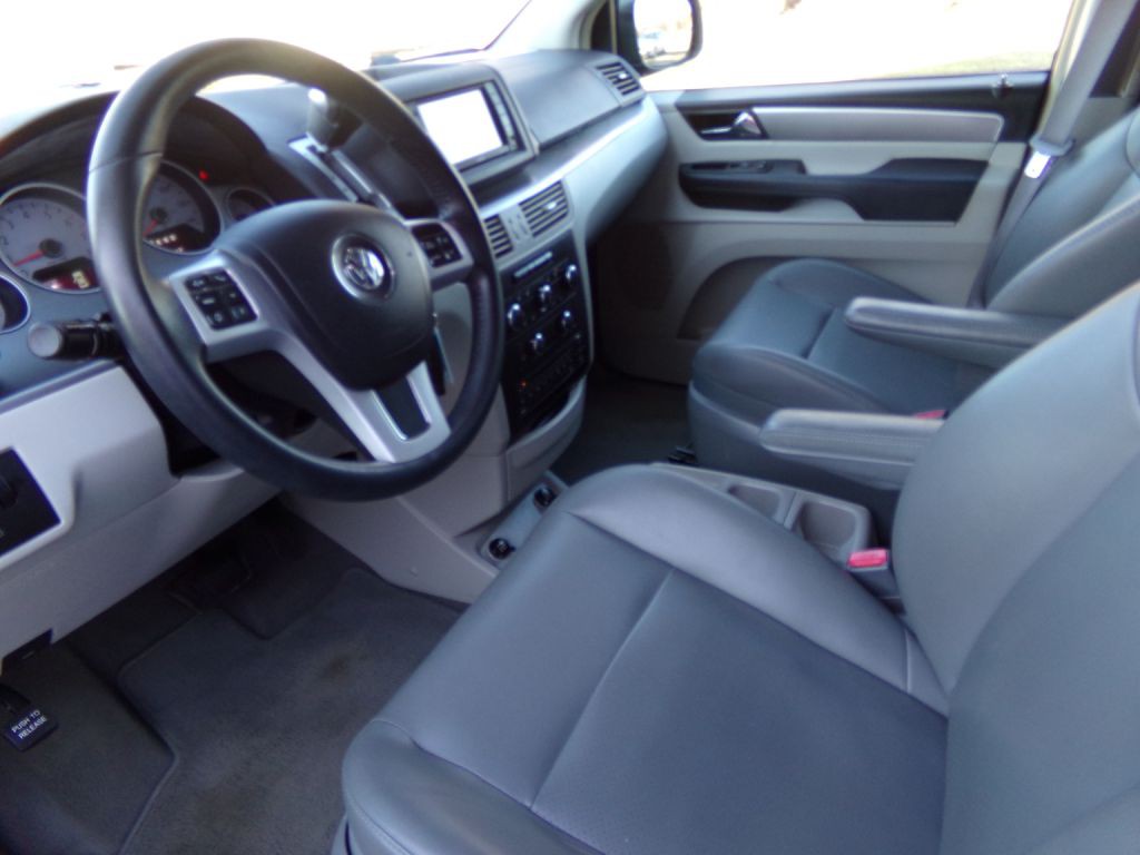 2012 Volkswagen Routan Image 6
