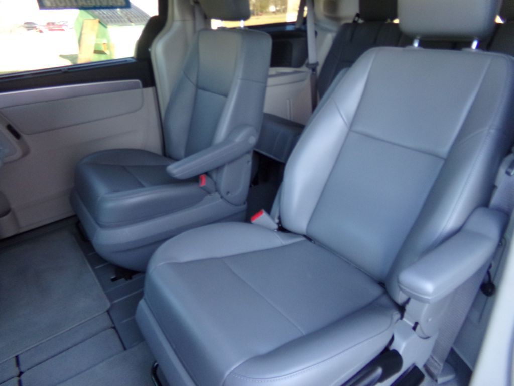 2012 Volkswagen Routan Image 7