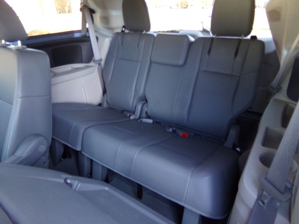 2012 Volkswagen Routan Image 8