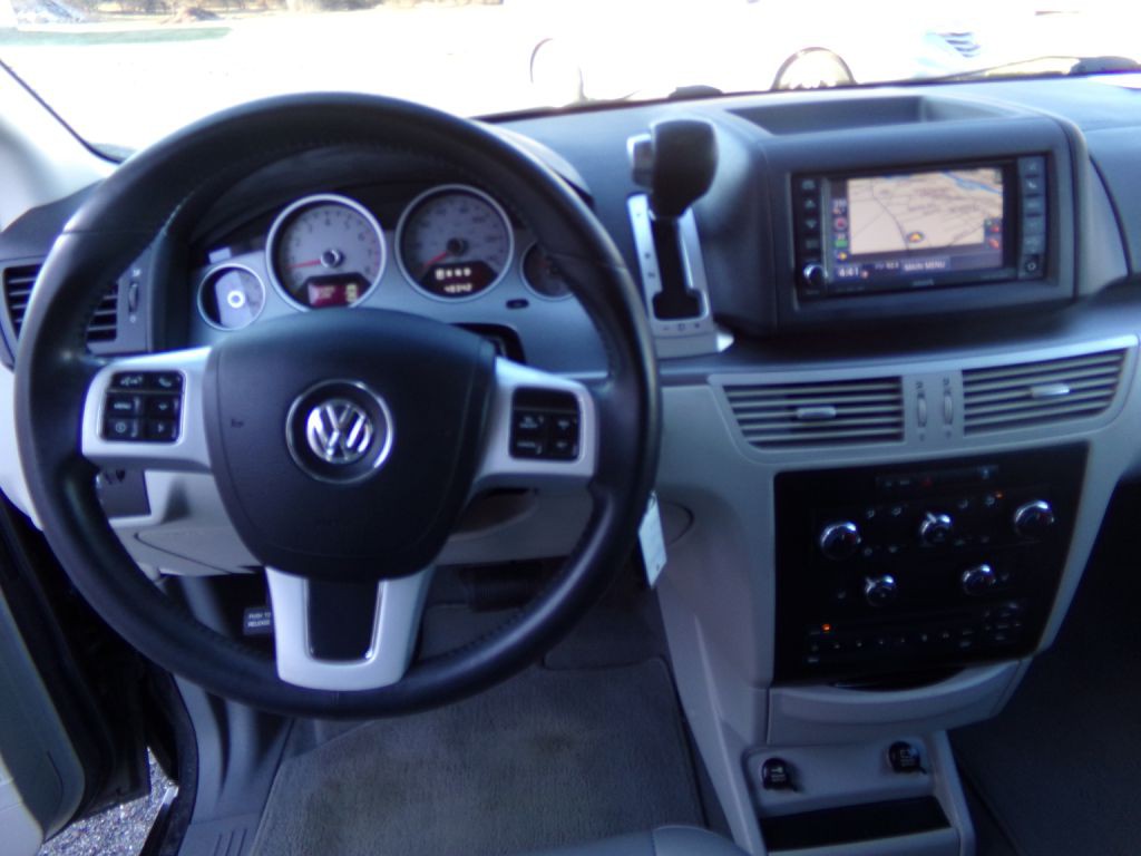 2012 Volkswagen Routan Image 9