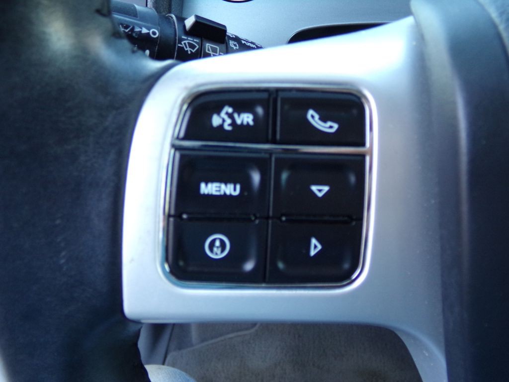 2012 Volkswagen Routan Image 11