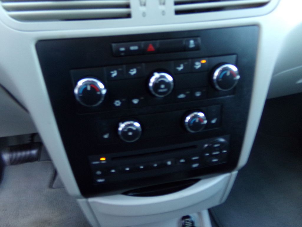 2012 Volkswagen Routan Image 14