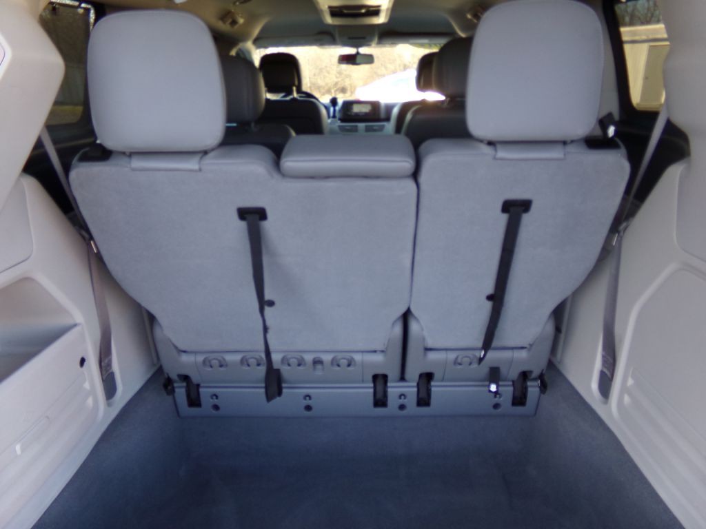 2012 Volkswagen Routan Image 16