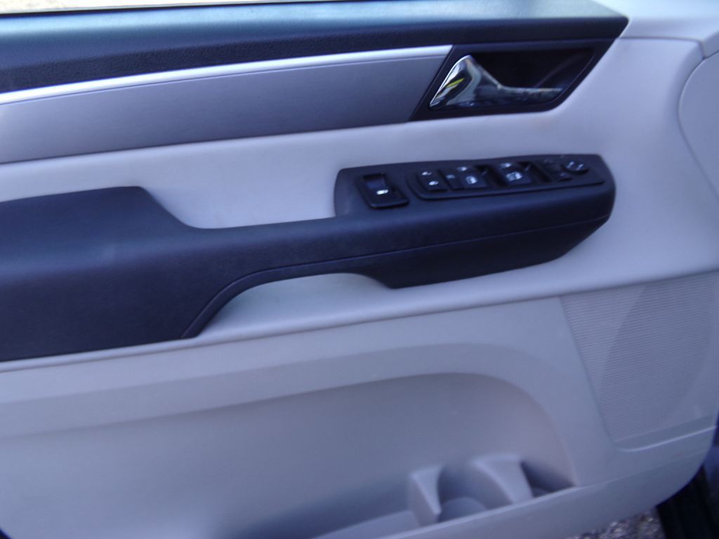 2012 Volkswagen Routan Image 18