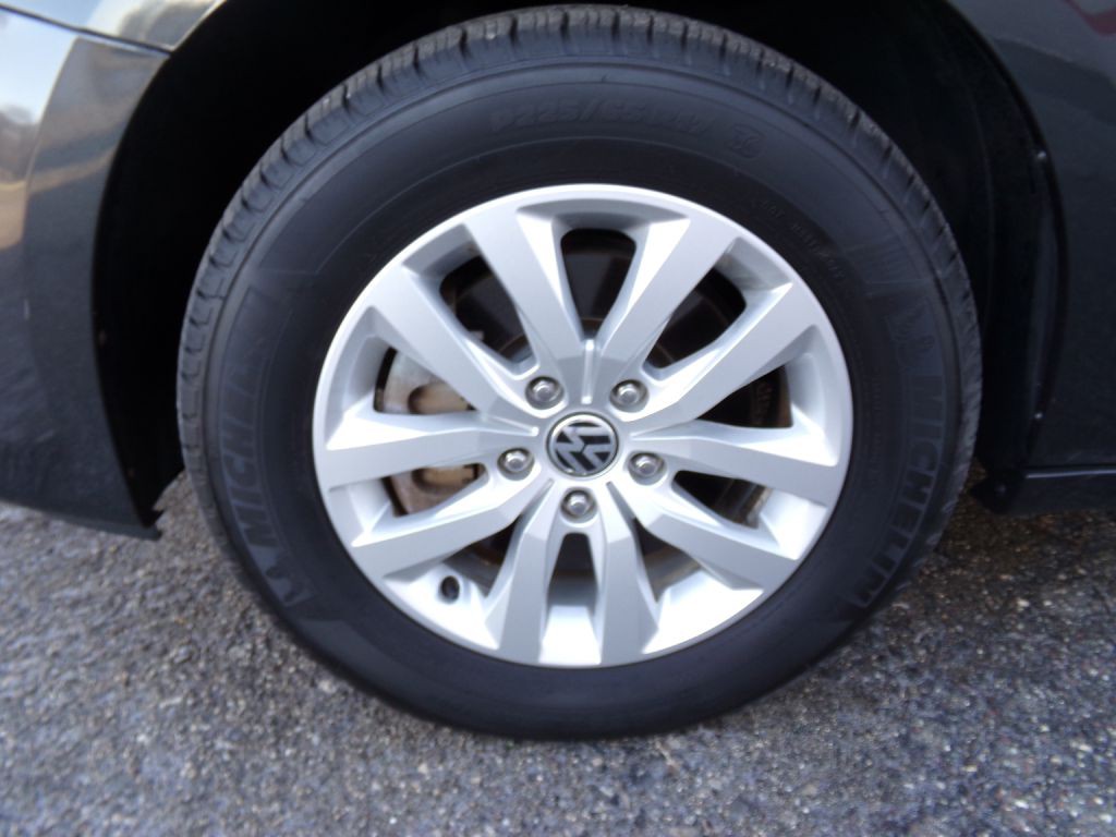 2012 Volkswagen Routan Image 25