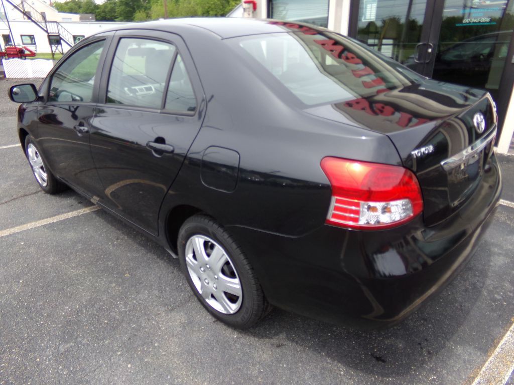 2010 Toyota Yaris Image 2