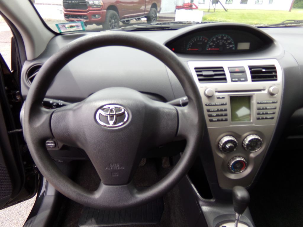 2010 Toyota Yaris Image 9