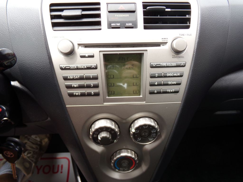 2010 Toyota Yaris Image 11