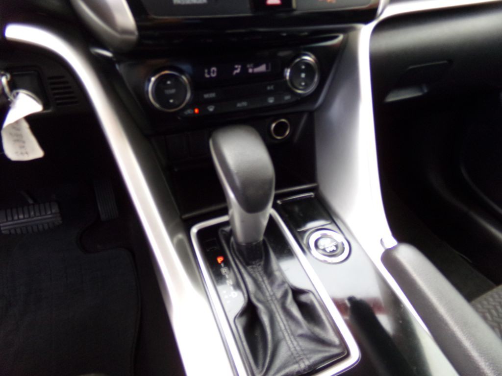2019 Mitsubishi Eclipse Image 9