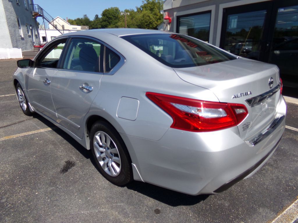 2017 Nissan Altima Image 2