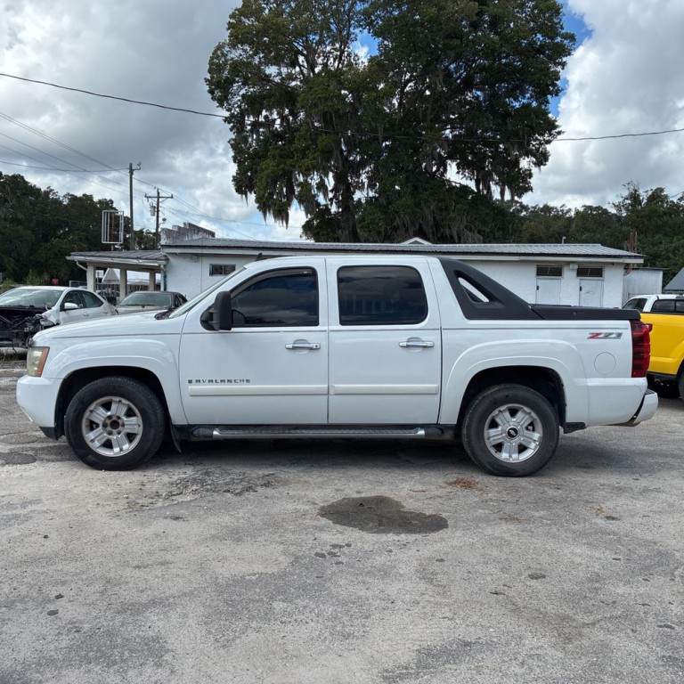2007 Chevrolet Avalanche Image 2